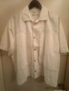ホワイト 半袖シャツ ボタン付き