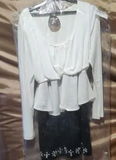 ペプラムスタイル ホワイト・ブラックドレス