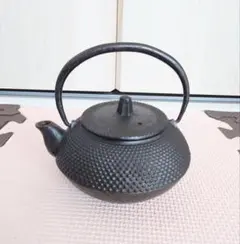 【未使用新品】 盛岡 南部鉄器 岩鋳 日本製 岩鋳 鉄瓶兼用急須 5型 新アラレ 黒 12822 日本製 IH対応 南部