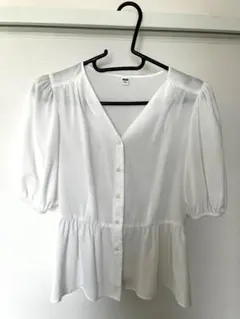 ユニクロ レーヨンローンVネックブラウス（半袖）　オフホワイト Ｓ