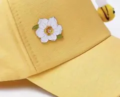 白い花の金属製ブローチ