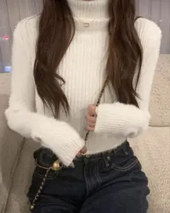 リブ編みホワイトタートルネックセーター