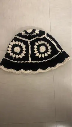 黒と白のニットバケットハット