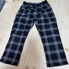 黒とグレーのチェック柄クロップドパンツ