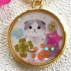 ネコ　ハチワレ　キーリング　キーホルダー　レジン　四葉のクローバー　幸せを運ぶ