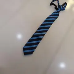 子供用 黒と青のストライプ ネクタイ