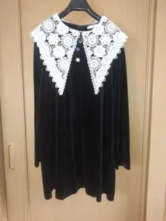 レース襟の黒いベルベットワンピース