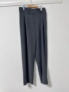 ダークグレー プリーツ付きスラックス