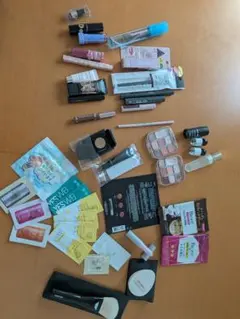 メイクアップセット（アイシャドウ、リップ、アイライナー等）