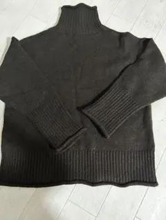 ダークブラウン タートルネックニット