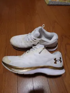 Under Armour 白&金　28cmのサムネイル