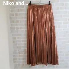 Niko and… メタリックプリーツスカート