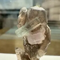 トルマリン、レピドバイト　on クォーツ　共生鉱物　標