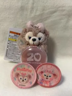 ＊新品＊ダッフィーフレンズ20周年・シェリーメイぬいぐるみストラップ&ワッペン