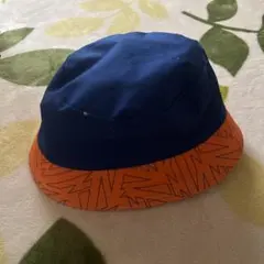 青とオレンジの幾何学模様バケットハット