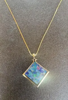 オパール模様 ダイヤモンド型 ネックレス