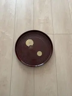 赤色の花模様の漆器盆