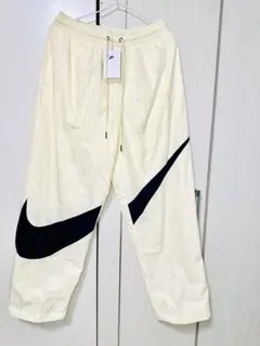 新品　ナイキ(NIKE)　ビッグスウッシュ ウーブンパンツ　撥水加工　Lクリーム