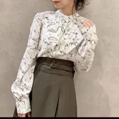 dazzlin ラッフルカラー付オープンショルダースリーブブラウスのサムネイル