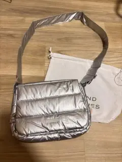 BEYOND THE VINES Poofy Bag シルバー タグ付きのサムネイル