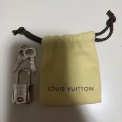 超希少”ルイヴィトン 極小キーホルダーシルバー 箱＆保存用巾着袋付き
