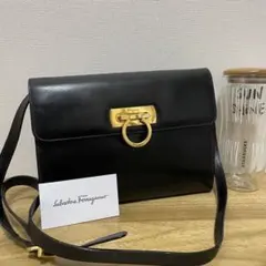 《美品》Ferragamo（フェラガモ）レザー ショルダーバッグ ブラック 黒