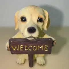WELCOMEプレートをラブラドールレトリバーの陶器の置物