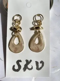 ベージュ ドロップ型ピアス ゴールドトーン