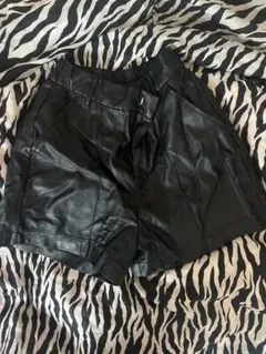 レザー 黒 ショートパンツ