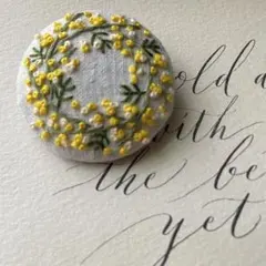 ミモザのリースの手刺繍ブローチ　はらぺこ*あおむしハンドメイド