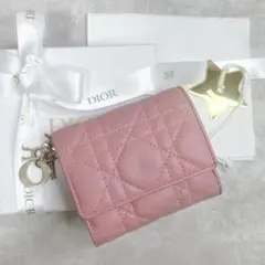 日本限定色✨Lady Dior カナージュ ラムスキン 三つ折り 財布 ピンクのサムネイル