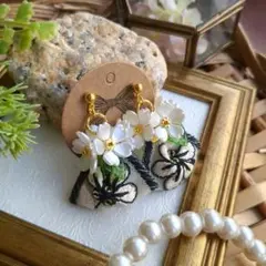 葉っぱが可愛い♡ホワイトフラワー✽ブラック✽お花刺繍インドリボン* ブーケピアス