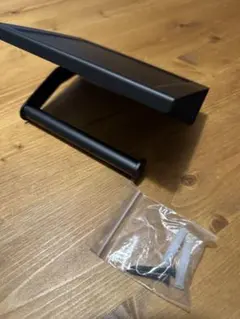 선반이 달린 매트 블랙 화장지 홀더