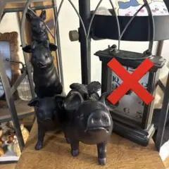 黒い豚の置物2点とアンティーク調の時計