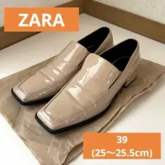 ZARA スクエアトゥ エナメル ローファー ベージュのサムネイル