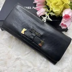 美品✨プラダ　ブラックレザー 二つ折り財布 リボン　金ロゴ　折り財布