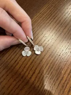 Folli Folli 花デザイン キラキラピアス(両耳用)