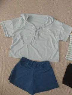 水着・水泳用品セット（クロップドシャツ、ショートパンツ）