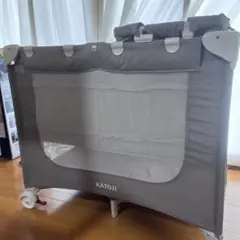 カトージ　ポータブルベビーベッド おむつ替えテーブル付（グレー）のサムネイル