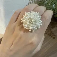 ハンドメイド　白ビーズ　花型の大きめリング