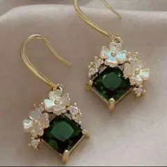 エメラルド風　ピアス　フラワー　グリーン　可愛い　揺れる　オシャレ　レトロ調