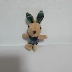 チェック柄のウサギぬいぐるみ