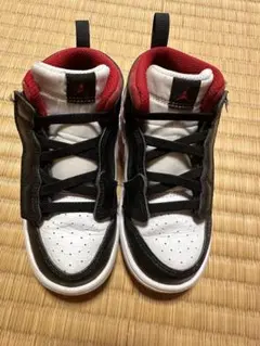 Nike Air Jordan キッズシューズ ホワイト/ブラック/レッド