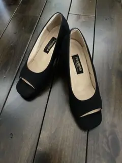 レノマ　オープントゥパンプス ブラック　21.5 美品のサムネイル