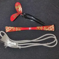 和装　伝統的な赤い花柄のかんざしセット