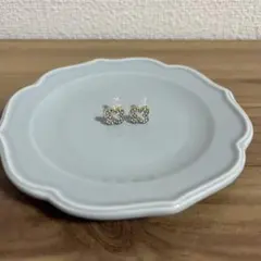 【ハンドメイド】フラワーモチーフ 樹脂イヤリング ゴールドカラー
