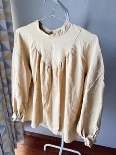 GU ブラウス　長袖　イエロー（ベージュ系の）