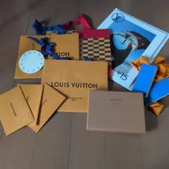 LOUIS VUITTON ショップ袋とカード．お箱．カタログのセット