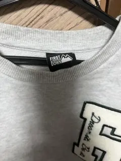 FIRST DOWN パッチ付きグレー トレーナー