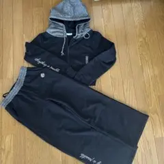 GYDAフード付きブラックスウェットセットアップ